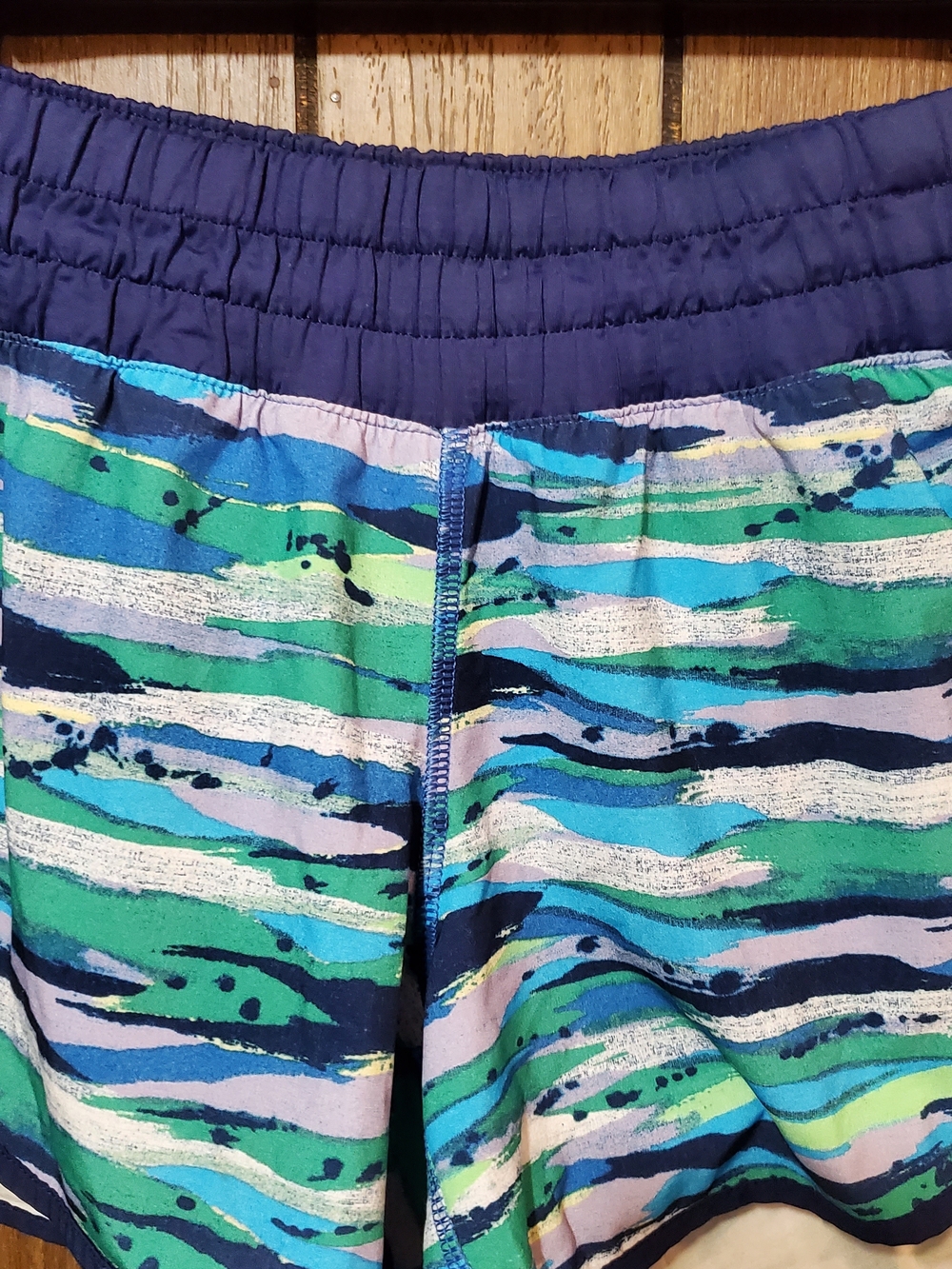 Lululemon Tracker Low Rise Running Pattern Zipper Pocket Shorts Size 8 - Picture 4 of 7